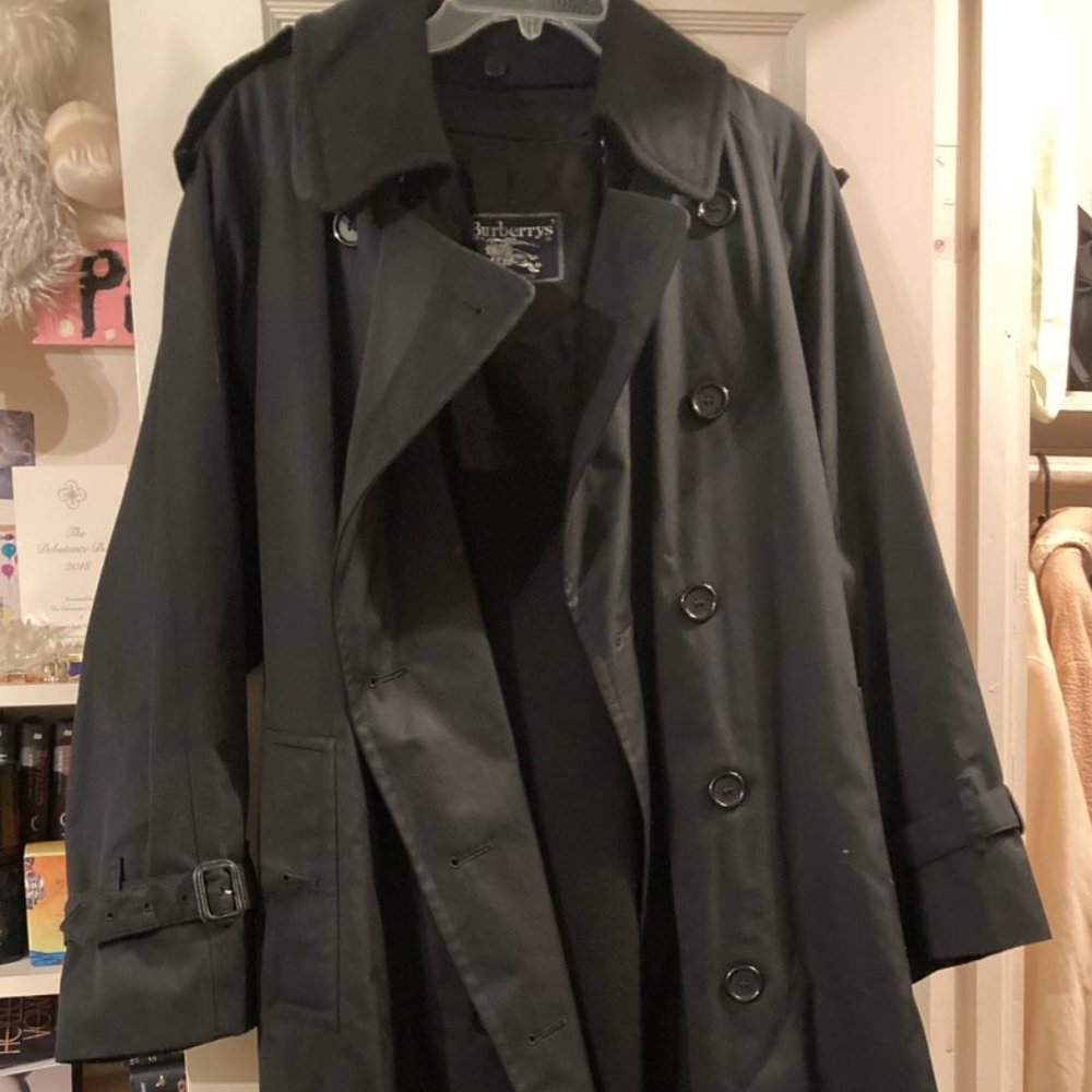 NWOT - Men's Burberry trench coat Size 36-38